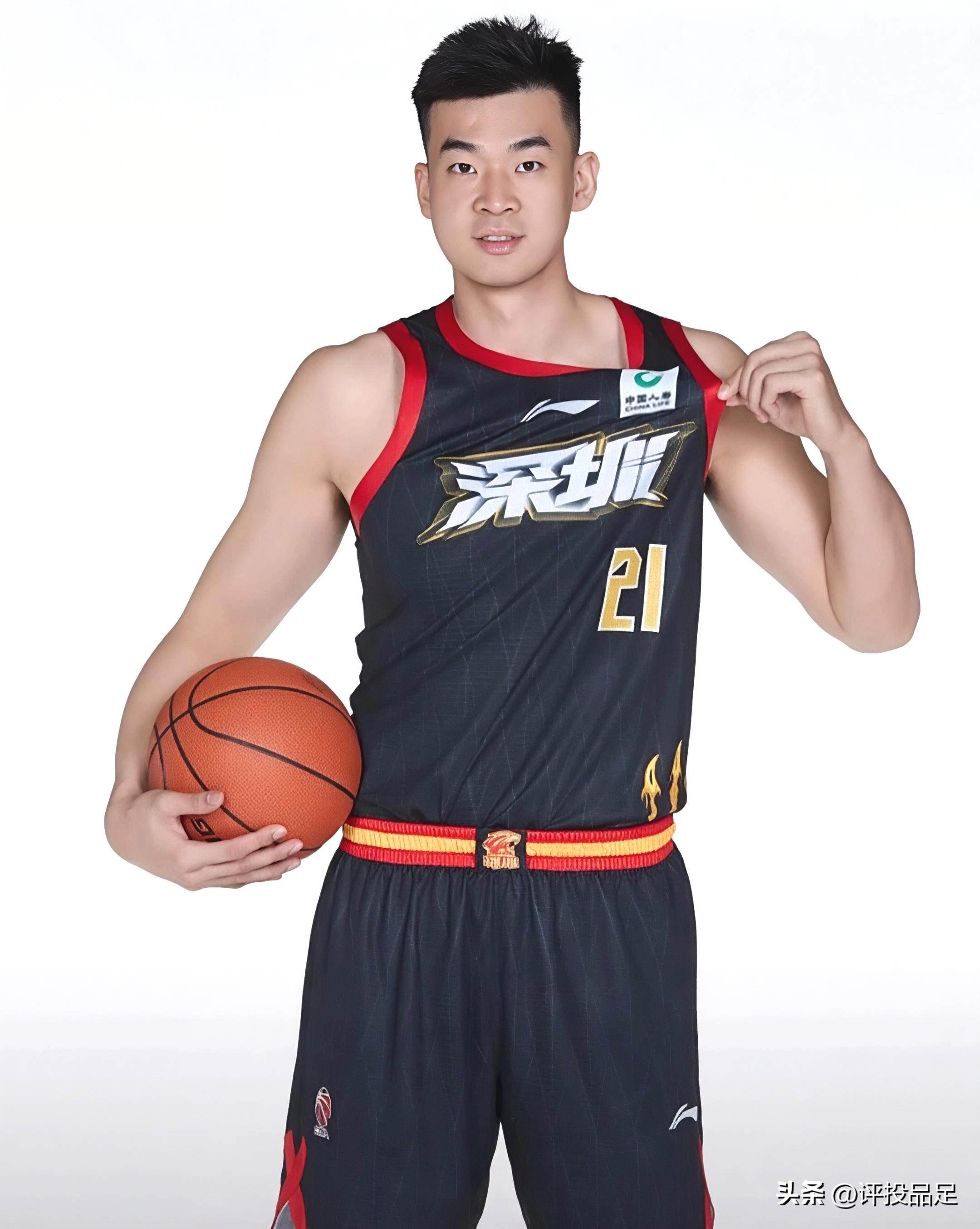 开云官方平台-国际比赛日广东宏远调整名单以备CBA季后赛;更衣室发声环节打磨;话题不断;阵容厚度经受考验的简单介绍